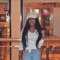 Carolina Lekker bersikeras kalau berhubungan seks bisa membakar banyak kalori. Selain itu bercinta juga merupakan aktivitas yang umum dilakukan orang dan memberi manfaat kesehatan bagi tubuh. Foto: Instagram/@carollekker_