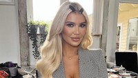 Christine McGuinness sendiri dikenal sebagai sosok model seksi dan kini mencoba dunia presenter seperti sang suami. Dok. Instagram