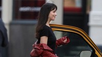 Penampilan Dakota Johnson saat syuting Madame Web dengan coat merah khas karakter tersebut. Dok. Instagram
