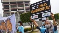 Mereka mendatangi Kedutaan Besar Jepang di Jakarta dengan membawa atribut aksi seperti spanduk dan poster.