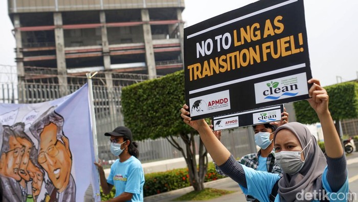 Demo Minta Jepang Stop Pendanaan Bahan Bakar Fosil WALHI DKI Jakarta menggelar aksi di depan Kantor Kedutaan Besar Jepang, Jakarta, Rabu (3/8/2022). Aksi ini sebagai bentuk protes atas tindakan Jepang dalam mempromosikan gas fosil dan hidrogen sebagai transisi energi batubara yang diklaim mampu mempercepat pengurangan emisi karbon tahun 2050.