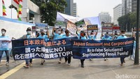 Aktivis Wahana Lingkungan Hidup Indonesia (Walhi) melakukan longmarch menuju Kedutaan Besar Jepang di Jakarta, Rabu (3/8/2022). .