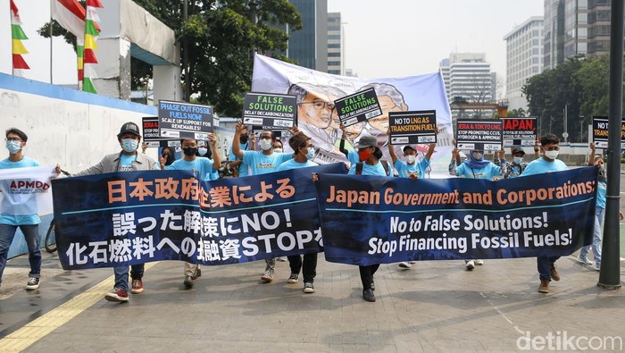 Demo Minta Jepang Stop Pendanaan Bahan Bakar Fosil WALHI DKI Jakarta menggelar aksi di depan Kantor Kedutaan Besar Jepang, Jakarta, Rabu (3/8/2022). Aksi ini sebagai bentuk protes atas tindakan Jepang dalam mempromosikan gas fosil dan hidrogen sebagai transisi energi batubara yang diklaim mampu mempercepat pengurangan emisi karbon tahun 2050.