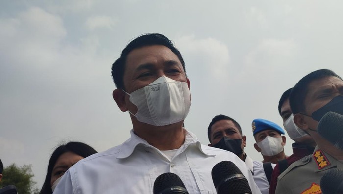 Dirkrimsus Polda Metro Jaya Kombes Auliansyah Lubis mengecek lokasi beras banpres yang dikubur di Depok, Rabu (3/8/2022).
