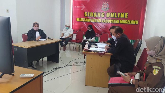 Dua pejabat DLH Kabupaten Magelang terdakwa korupsi menjalani sidang secara online di Kejaksaan Negeri Kabupaten Magelang, Rabu (3/8/2022).