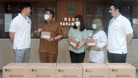Perusahaan yang berbasis di Korea Selatan itu memberikan 125 unit LG PuriCare Wearable Air Purifier generasi terkininya pada Rumah Sakit Umum Daerah (RSUD) Kabupaten Karawang. Bicara terkait bentuk dukungan yang diberikan tak lepas dari fungsi utama LG PuriCare Wearable Air Purifier yang berbentuk perangkat sandang seperti masker yang menutupi mulut dan hidung sebagai saluran pernapasan.