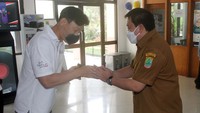 Penyerahan itu dilakukan oleh dr. Fitra Hergyana selaku Direktur RSUD Kabupaten Karawang, Selasa (2/8). Terkait peruntukannya sendiri, dukungan ini dikatakan akan diberikan menjadi dukungan tak hanya bagi tenaga dokter, namun pula tenaga pendukung kesehatan lainnya di lingkungan RSUD Kabupaten Karawang.