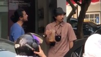 Dalam video lainnya juga tampak rekan bandnya yakni Adam di lokasi tersebut. Dok. TikTok