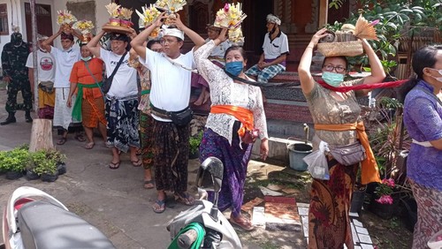Warga terdampak eksekusi perluasan jalan untuk akses G20 saat melangsungkan upacaraS