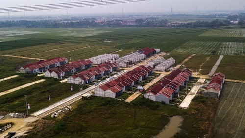 Foto udara pembangunan rumah di Tambun Utara, Kabupaten Bekasi, Jawa Barat, Rabu (3/8/2022). Kementerian Pertanian mencegah alih fungsi melalui UU No.41 tahun 2009 tentang perlindungan lahan pertanian berkelanjutan agar sektor usaha pertanian tetap prospektif dan kompetitif dibandingkan usaha lainnya. ANTARA FOTO/ Fakhri Hermansyah/foc.