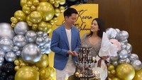 Valencia yang begitu hangat merayakan ulang tahun Kevin dengan warna kuning yang identik dengan sosok Kevin Sanjaya yaitu The Minions. Kue penuh foto Kevin yang menggemaskan terpajang di hadapannya. Foto: Instagram/valenciatanoe & instagram/kevin_sanjaya