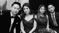 Tidak hanya dengan keluarga inti Valencia, Kevin Sanjaya juga akrab dengan keluarga besar Valencia. Kevin tampak duduk dan makan bersama dengan kakak ipar Valencia. Foto: Instagram/valenciatanoe & instagram/kevin_sanjaya