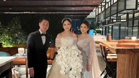 Kevin dan Valen tampak serasi ketika menghadiri acara pernikahan Jessica Tanoe, kakak Valencia. Mengenakan jas hitam dan gaun yang indah, keduanya menikmati malam di sebuah restoran hotel. Foto: Instagram/valenciatanoe & instagram/kevin_sanjaya