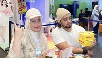 Kalau ini momen Tasyi Athasyia dan suami cicip berbagai makanan di PRJ, mulai dari batagor hingga ramen. Wow banyak ya makanannya? Foto: Instagram @tasyiathasyia