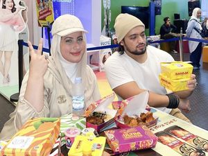 Gaya Keren Tasyi Athasyia Saat Makan Bareng Suami dan Keluarga