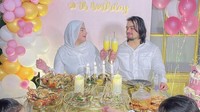 Di hari ulang tahunnya, Tasyi Athasyia tak lupa merayakan bersama suaminya. Mereka terlihat akan menyantap banyak kepiting sembari menikmati segelas minuman segar. Foto: Instagram @tasyiathasyia