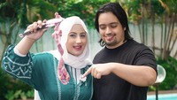 Tasyi Athasyia dan suami juga terlihat kompak menikmati momen BBQ-an. Daging itu pun siap dipanggang oleh Tasyi. Foto: Instagram @tasyiathasyia