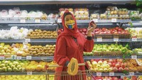 Tasyi Athasyia pun membagikan momennya ketika belanja di supermarket. Tasyi sepertinya senang sekali membeli pepaya dan apel segar. Foto: Instagram @tasyiathasyia