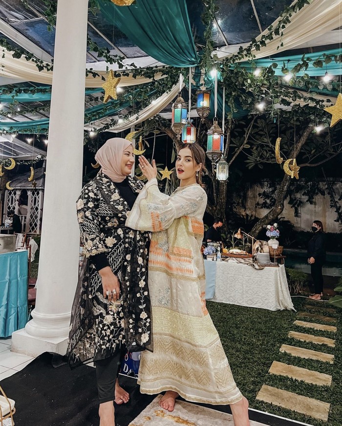 Gaya Keren Tasyi Athasyia Saat Makan Bareng Suami dan Keluarga