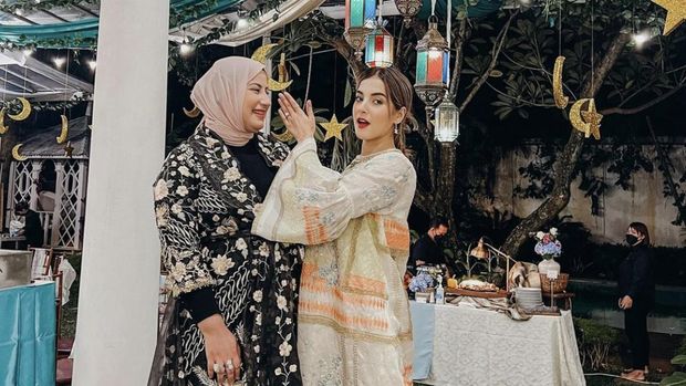 Gaya Keren Tasyi Athasyia Saat Makan Bareng Suami dan Keluarga