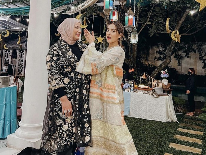 Gaya Keren Tasyi Athasyia Saat Makan Bareng Suami dan Keluarga