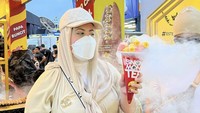 Wow! Banyak asap keluar dari makanan yang dipesan Tasyi. Wanita 30 tahun ini sepertinya ingin mencoba es nitrogen berwarna-warni. Foto: Instagram @tasyiathasyia