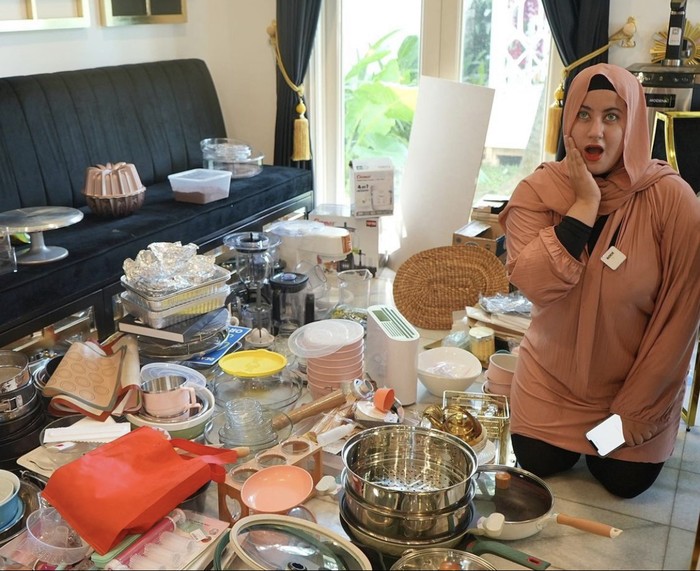 Gaya Keren Tasyi Athasyia Saat Makan Bareng Suami dan Keluarga Gaya Keren Tasyi Athasyia Saat Makan Bareng Suami dan Keluarga