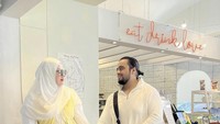 Tasyi Athasyia juga terlihat romantis dengan sang suami. Kali ini Tasyi Athasyia dan suaminya terlihat manis berpegangan tangan di sebuah kafe. Foto: Instagram @tasyiathasyia
