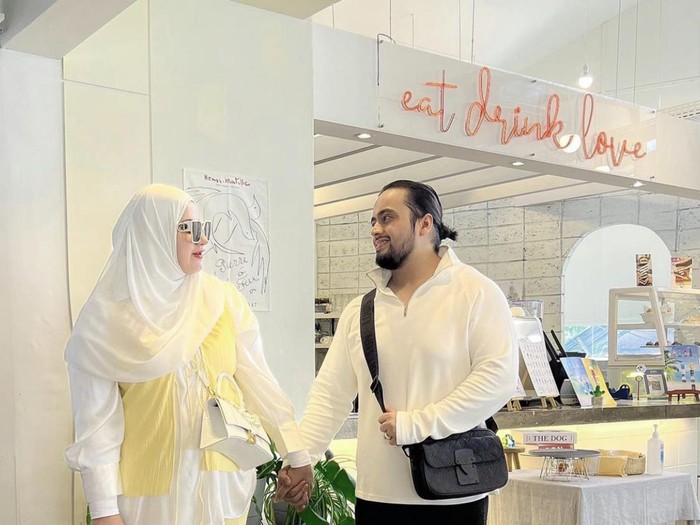 Gaya Keren Tasyi Athasyia Saat Makan Bareng Suami dan Keluarga