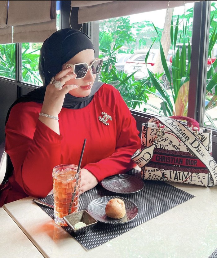 Gaya Keren Tasyi Athasyia Saat Makan Bareng Suami dan Keluarga Gaya Keren Tasyi Athasyia Saat Makan Bareng Suami dan Keluarga