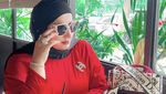 Gaya Keren Tasyi Athasyia Saat Makan Bareng Suami dan Keluarga