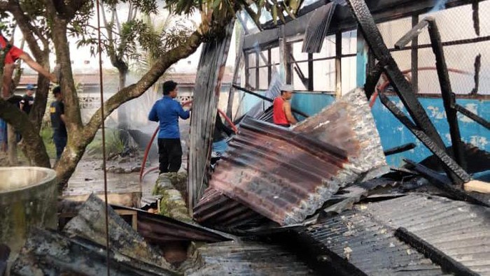 Gedung bekas SD di Luwu Utara terbakar.