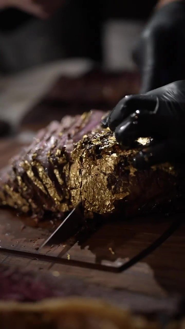 Salt Bae Sajikan Tomahawk Steak Berlapis Emas 24 Karat di Acara 'Gold Night'