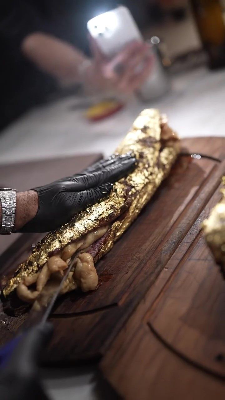 Salt Bae Sajikan Tomahawk Steak Berlapis Emas 24 Karat di Acara 'Gold Night'