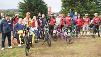 Acara gowes sepeda bareng ini dilaksanakan dengan tetap mematuhi standar protokol kesehatan. Namun hal tersebut tidak mengurangi kemeriahaan acara. Para peserta yang datang mengenakan kaos dan sepeda yang bernuansa merah dan putih. (dok. KJRI San Francisco)