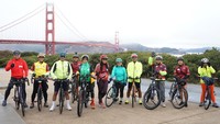 Menyambut HUT Kemerdekaan Republik Indonesia yang ke-77, acara Gowes Merdeka: Go Green Bike digelar di San Francisco, AS. Warga lokal dan diaspora Indonesia memadati lapangan Crissy Field, Golden Gate sebagai tempat start dan finish acara itu. (dok. KJRI San Francisco)