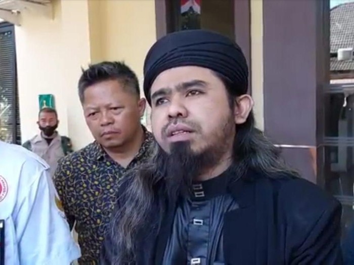 Gus Samsudin di polda jatim melaporkan pesulap merah