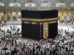 Viral Selebgram Malaysia Rusuh Cium Hajar Aswad, Ini Hukumnya Menurut Islam