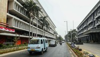 Sementara nantinya bakal terdapat fasilitas transportasi publik yang mendukung ke kawasan Kota Tua. Terdapat integrasi antar moda seperti kereta commuter, TransJakarta (TJ), microtrans dan ke depannya adalah MRT.