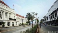 Salah satu ruas jalan Kota Tua yang diapit gedung lawas era VOC Belanda. Revitalisasi ini membuat siapa saja bisa merasakan perjalanan lintas waktu saat berkunjung ke Kota Tua. (Rifkianto Nugroho/detikcom)