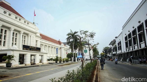 Salah satu ruas jalan Kota Tua yang diapit gedung lawas era VOC Belanda. Revitalisasi ini membuat siapa saja bisa merasakan perjalanan lintas waktu saat berkunjung ke Kota Tua. (Rifkianto Nugroho/detikcom) Salah satu ruas jalan Kota Tua yang diapit gedung lawas era VOC Belanda. Revitalisasi ini membuat siapa saja bisa merasakan perjalanan lintas waktu saat berkunjung ke Kota Tua. (Rifkianto Nugroho/detikcom)
