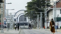 Penataan pedestrian di antara Gedung Museum Fatahillah dan Museum Keramik. Dari pantauan detikcom di ruang seluas ini, belum terlihat tanaman baru,baik di pot maupun ditanam di tanah.