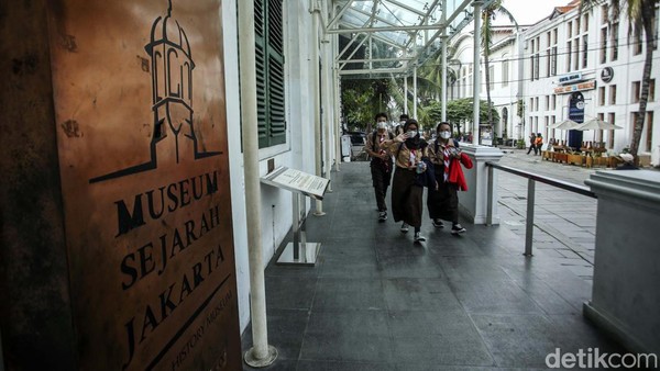 Fokus utama penataan kawasan Kota Tua dan Stasiun Kota adalah peningkatan aksesibilitas, untuk pejalan kaki berupa trotoar yang lebar. Fokus utama penataan kawasan Kota Tua dan Stasiun Kota adalah peningkatan aksesibilitas, untuk pejalan kaki berupa trotoar yang lebar.