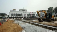 Alat berat terlihat di depan Gedung Bank Mandiri yang masih masuk dalam proyek revitalisasi kawasan Kota Tua, Jakarta. Revitalisasi ini diharapkan dapat mengembalikan fungsi ruang publik secara efektif.
