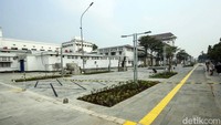 Jalur pedestrian dan trotoar dibuat lebih lapang. Warga berharap, kawasan ini lebih banyak pepohonan untuk membuat sejuk dan nyaman.
