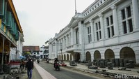 Sejumlah warga sedang beraktivitas di kawasan Kota Tua, Jakarta.
