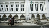 Ojek sepeda melintas di daerah wisata dan cagar budaya dunia itu. Pelaksanaan revitalisasi tersebut memakan waktu hingga empat bulan untuk kawasan jalan lada utara, lada selatan dan Museum Keramik.
