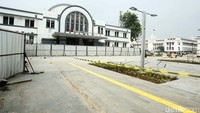 Area pedestrian dan ruang terbuka di depan Stasiun Jakarta Kota. Sayangnya, pohon peneduh belum terlihat maksimal di kawasan yang panas ini.