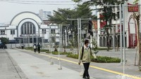 Proyek revitalisasi jalur pedestrian di kawasan Kota Tua akan selesai pada bulan ini juga, Agustus 2022. Tak perlu menunggu akhir bulan untuk menunggu jalur pedestrian di sini selesai.