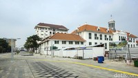 Penataan pedestrian di antara Gedung Museum Fatahillah dan Museum Keramik. Di ruang seluas ini, belum terlihat tanaman baru, baik di pot maupun ditanam di tanah.